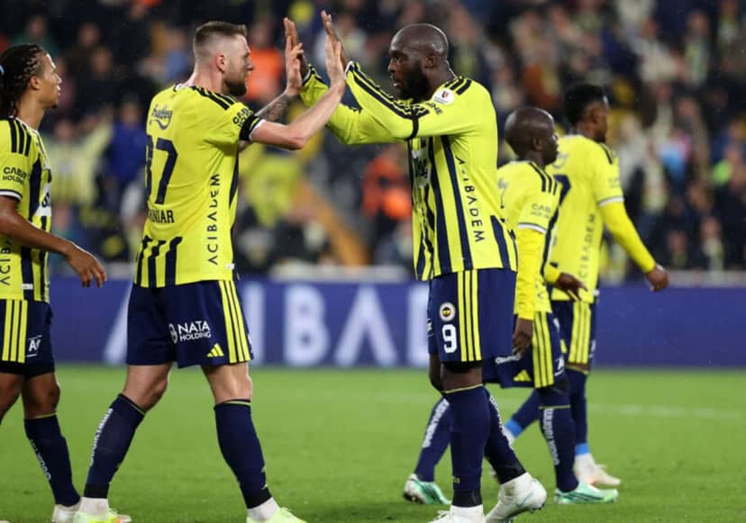 LUKAKU SİFTAH YAPTI Fenerbahçe'nin Belçikalı yıldızı Romelu Lukaku, sarı-lacivertli formayla ilk golünü attı. Müsabakaya ilk 11'de başlayan ve oldukça istekli görünen tecrübeli oyuncu, 40. dakikada takımını öne geçiren gole imza attı.