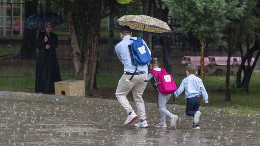 İSTANBUL HAVA DURUMU 19 Ekim Pazartesi günü hava parçalı bulutlu olacak. Sıcaklıkların en düşük 13, en yüksek 18 dereceye ulaşması bekleniyor.