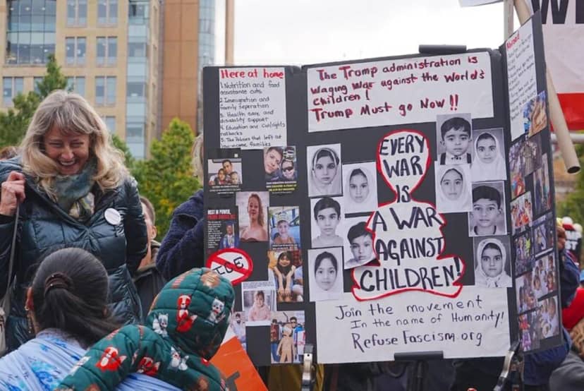 Başkent Washington’da yapılan protestolarda göstericiler, ellerinde "Oyunuz sesinizdir" ve "Amerikan yanlısı olan Trump karşıtıdır" şeklindeki pankartlarla Beyaz Saray civarından ABD Kongre Binası'na yürüyüş gerçekleştirdi.