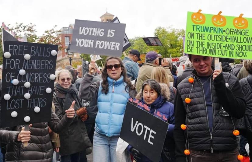 Yine başkentteki Lincoln Anıtı civarında toplanan yüzlerce kişi, ellerinde “Erken oy verin” ve "Oyuma dokunmayın" yazılı pankartlarla Trump yönetimini protesto etti, gösteride zaman zaman alanda çalan müzik eşliğinde danslar edildi.