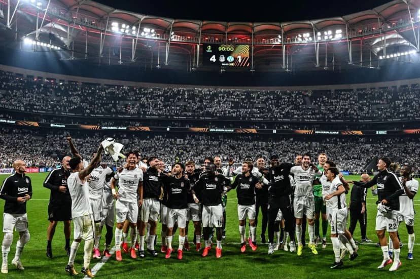 BEŞİKTAŞ AVRUPA'DA DOLUDİZGİN İtalyan teknik adam Vincenzo Italiano yönetimindeki siyah-beyazlı takım, bu sezon UEFA Avrupa Ligi'nde yoluna doludizgin devam ediyor. Beşiktaş, eleme turları dahil organizasyonda oynadığı 8 maçın 7'sini kazandı.