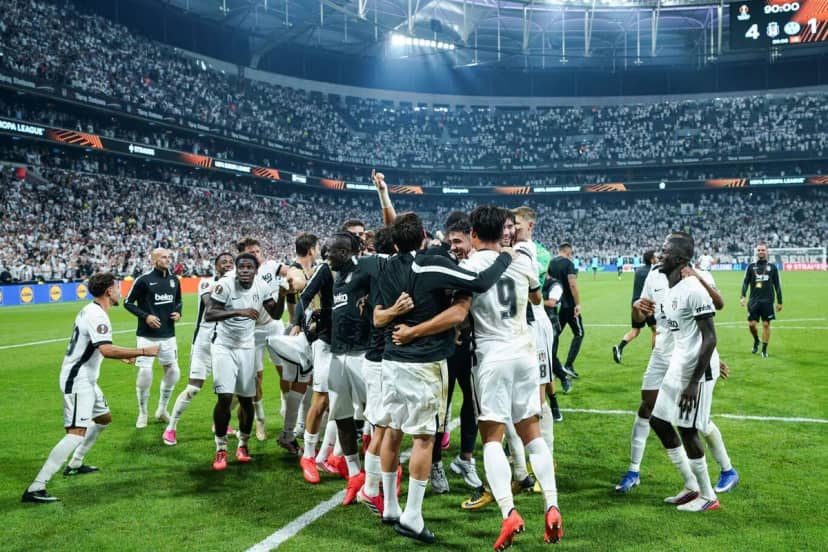 DOLMABAHÇE 'KALE' OLDU! Beşiktaş, bu sezon Tüpraş Stadı'nda oynadığı oyun ve aldığı sonuçlarla rakiplerini evlerine eli boş gönderdi. Taraftarı önünde Süper Lig ve Avrupa kupalarında 4'er maça çıkan siyah-beyazlı takım, 8 karşılaşmadan da galip ayrıldı.