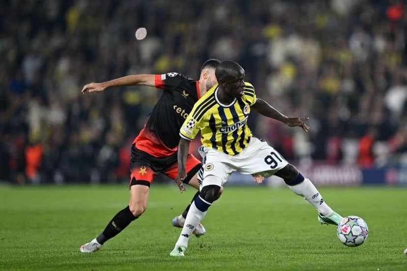 UEFA Şampiyonlar Ligi'nde temsilcimiz Fenerbahçe, 2-0 öne geçtiği maçta son dakikada yediği golle Slavia Prag'la 2-2 berabere kaldı. Mücadele Çek basınında da geniş yankı uyandırdı.