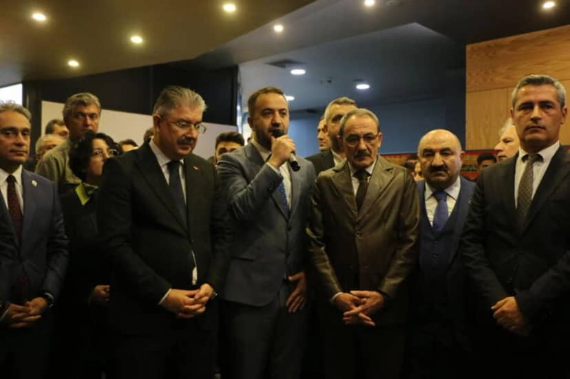 MÜSİAD Eskişehir Şube Başkanı Oğuz Özdemir de sergiye ev sahipliği yapmaktan duydukları memnuniyeti dile getirerek, bu tür etkinliklerin milli ve manevi değerlerin gelecek nesillere aktarılmasına katkı sağladığını ifade etti.