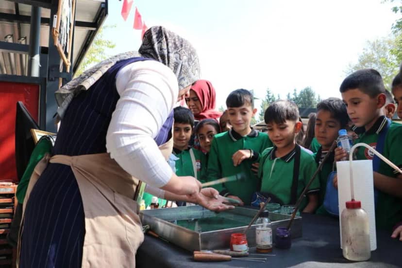 Şenlikte çocuklar için fide dikme etkinlikleri ve atölye çalışmaları yapılıyor.