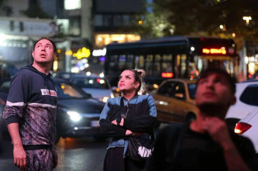 Parmaklıkların arkasında Trump’ın hareketlerine benzer davranışlar sergileyen oyuncu, bölgede bulunanların ilgi odağı oldu.