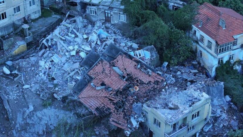 Zonguldak'ta çöken binanın çevresindeki 7 bina tedbiren boşaltıldı — 3. fotoğraf