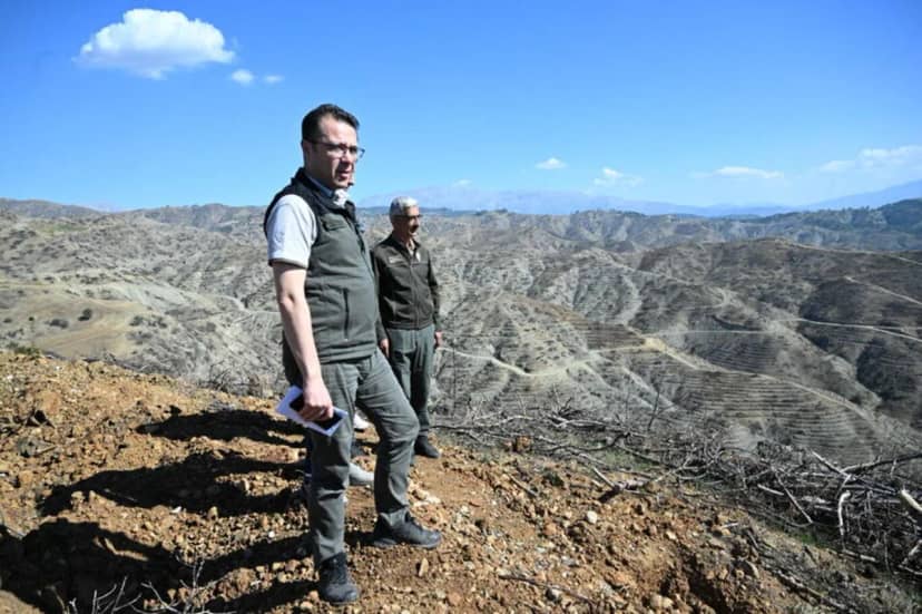Kahramanmaraş Orman Bölge Müdürü Fazıl Cabaroğlu, Çamlıbel ve Çakırdere mahallelerindeki yangın sahalarında yürütülen çalışmaları inceledi.
