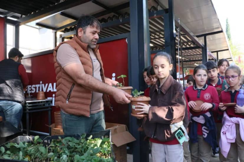 Gaziantep Büyükşehir Belediyesi ve Zeugma Rotary Kulübü işbirliğiyle düzenlenen 3. Tohum Takas ve Doğa Dostu Tarım Şenliği Festival Park'ta başladı.