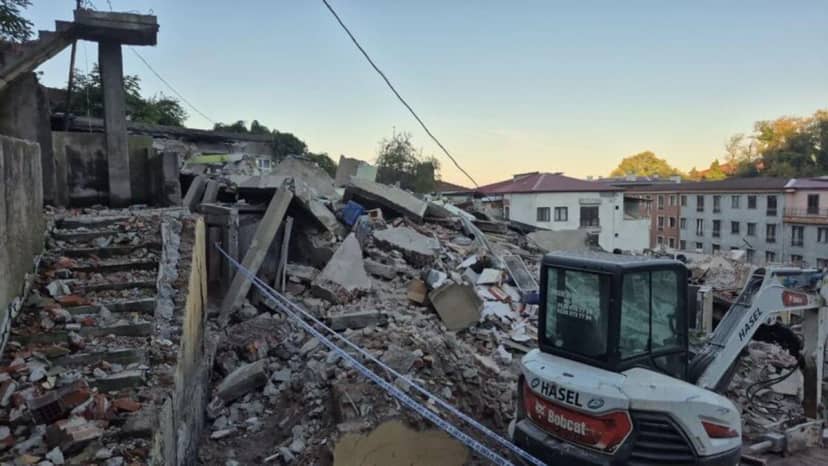 Zonguldak'ta çöken binanın çevresindeki 7 bina tedbiren boşaltıldı — 7. fotoğraf