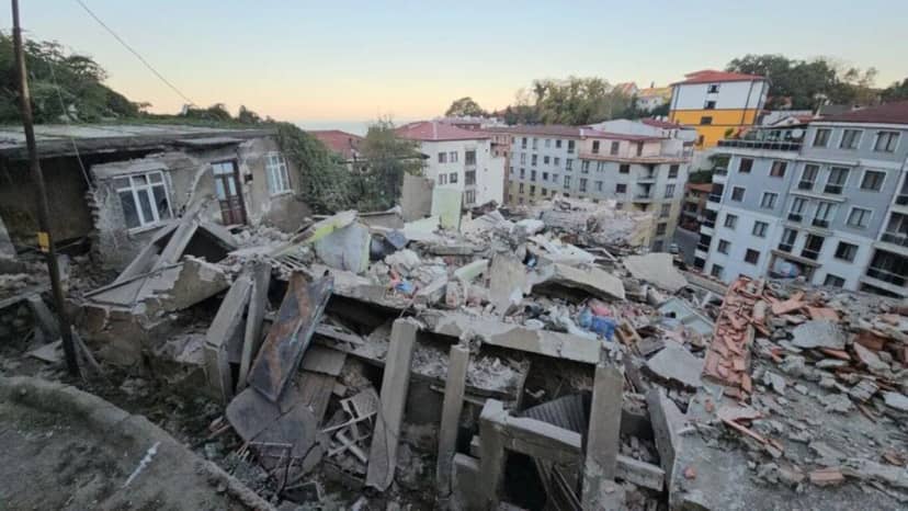 Zonguldak'ta çöken binanın çevresindeki 7 bina tedbiren boşaltıldı — 11. fotoğraf