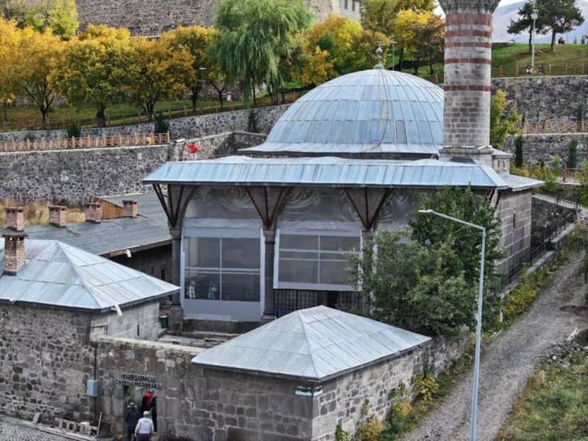 Kaynaklarda Feyziye Cami ve Medresesi olarak da geçen külliyedeki cami, kubbesinin kurşunla kaplı olması nedeniyle zamanla Kurşunlu Cami adıyla anılmaya başlandı.