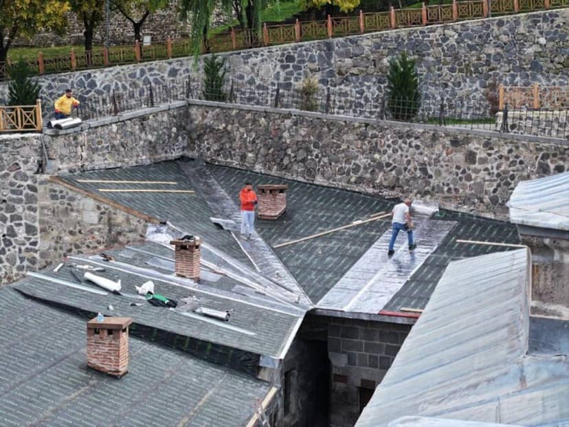 Vakıflar Bölge Müdürlüğü, Erzurum'da Osmanlı döneminde Şeyhülislam Feyzullah Efendi tarafından yaptırılan Kurşunlu Cami ve Medresesi'ni restore ediyor