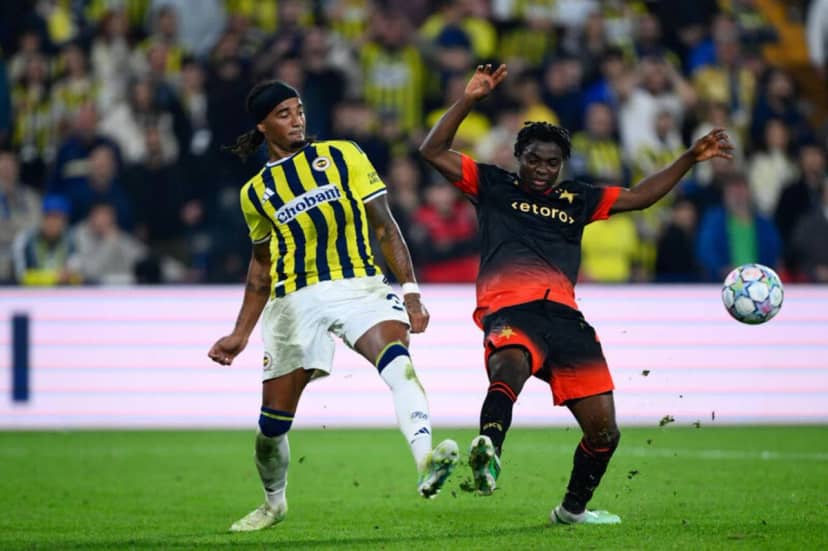 Devler Ligi'ndeki bir diğer ekibimiz Fenerbahçe ise, sahasında Slavia Prag'la 2-2 berabere kaldı.