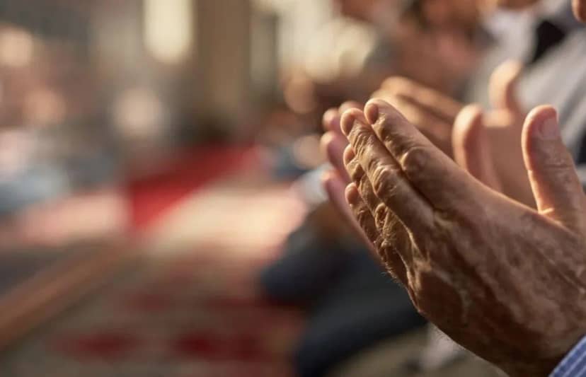Cuma namazı kılarken okunacak dualar ve sureler şöyle sıralanabilir: Sübhaneke, Ettehiyyatü, Allahümme Salli, Allahümme Barik, Rabbena Atina, Rabbenağfirli Fatiha, Tebbet, İhlas, Felak, Nas sureleri.