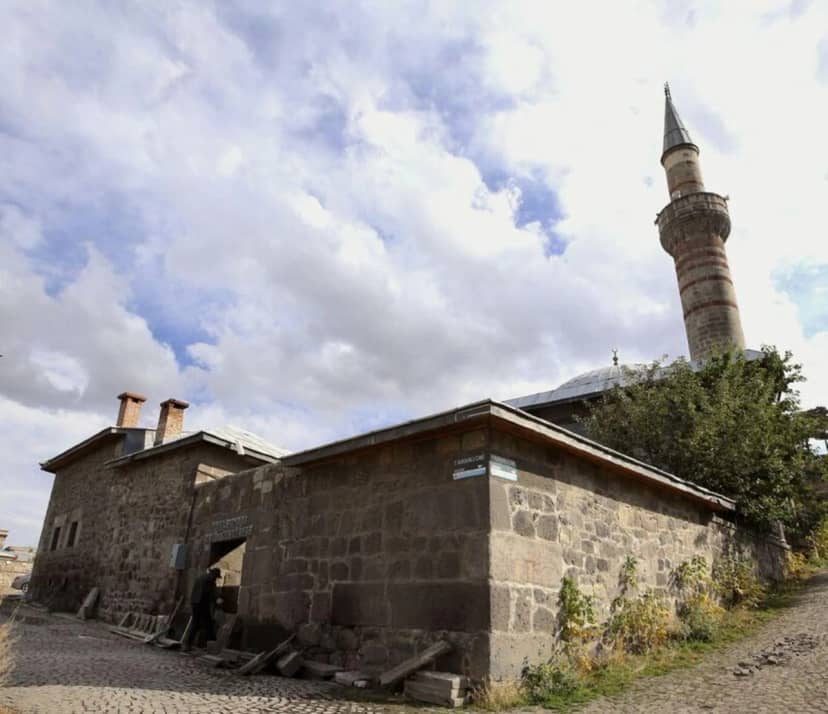 Yaklaşık bir ay önce çalışmaların başladığını söyleyen Uslu, hava şartlarının uygun olması halinde 10 gün içinde restorasyonun tamamlanacağını açıkladı.