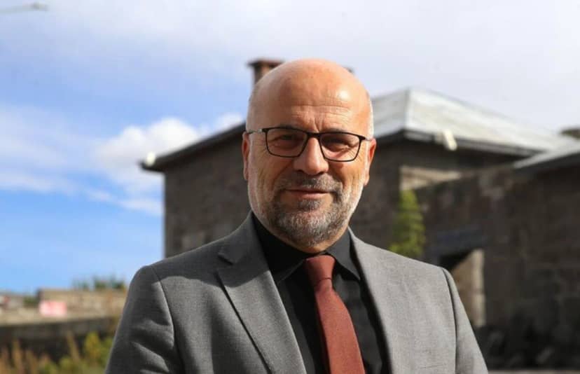 Vakıflar Erzurum Bölge Müdürü Murat Uslu, Erzurum'un tarih boyunca birçok medeniyete ev sahipliği yaptığını ve bu medeniyetlerin izlerinin hemen her mahallede görüldüğünü anlattı.