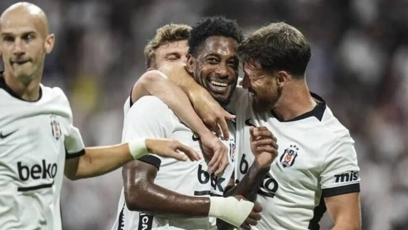 Beşiktaş - Crystal Palace maçı sona erdi. Karşılaşma 2-2 eşitlikle bitti. Siyah-beyazlıların gollerini Wilfred Ndidi ve Junior Olaitan kaydederken; Palace'ın golleri ise Yeremy Pino ve Jean-Philippe Mateta'dan geldi.