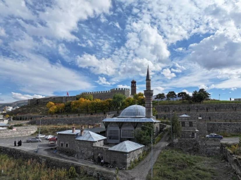 Sultan Ahmed'in hocalığını yapan ve Osmanlı padişahlarından IV. Mehmed ile II. Mustafa dönemlerinde şeyhülislamlık görevini yürüten Feyzullah Efendi tarafından 1701'de aynı anda cami ve medrese inşa edilerek bir külliye oluşturuldu.