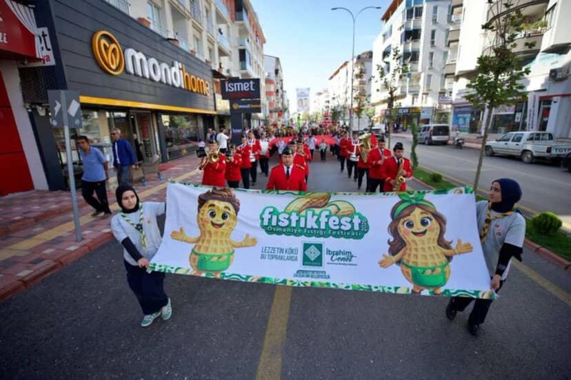 Vali Mehmet Fatih Serdengeçti, AK Parti Osmaniye Milletvekili Seydi Gülsoy, Belediye Başkanı İbrahim Çenet'in de aralarında bulunduğu katılımcılar, Akyar Caddesi'nden festival alanı olan Atatürk Caddesi'ne kadar yürüdü.