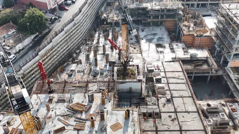 Yer: İstanbul... Haliç kıyısındaki inşaatın ortasında sıra dışı görüntü — 3. fotoğraf