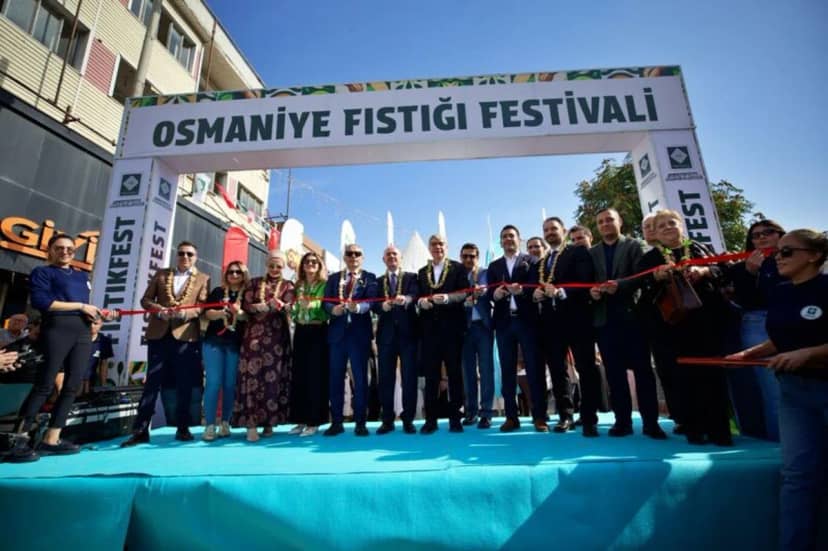 Konuşmaların ardından protokol üyeleri kurdele keserek festivalin açılışını gerçekleştirdi. Katılımcılar daha sonra yöresel ürünlerin yer aldığı stantları gezdi.