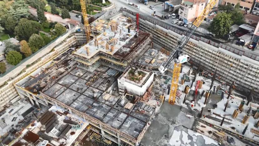 Yer: İstanbul... Haliç kıyısındaki inşaatın ortasında sıra dışı görüntü — 2. fotoğraf