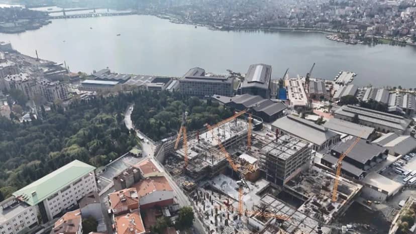 Yer: İstanbul... Haliç kıyısındaki inşaatın ortasında sıra dışı görüntü — 5. fotoğraf