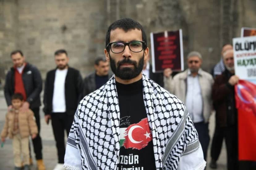 Grup adına açıklama yapan tıp fakültesi öğrencisi Mehmet Nuri Karadeniz, Filistin'de hayatını kaybedenlere rahmet diledi.