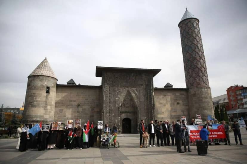 Erzurum'da Lala Mustafa Paşa Camisi önünde bir araya gelen, aralarında doktor ve tıp fakültesi öğrencilerinin de bulunduğu sağlık çalışanları, ellerinde bayrak, döviz ve pankartlarla Yakutiye Medresesi'ne yürüdü.