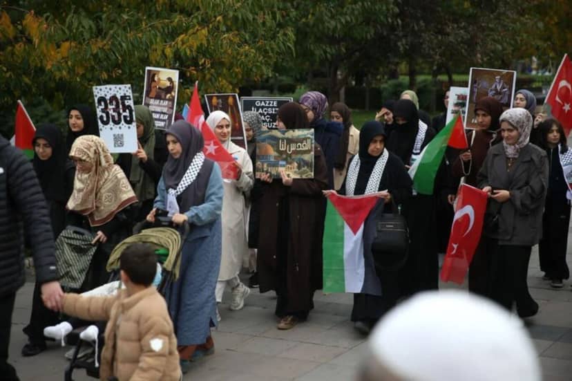 Karadeniz, İsrail'in saldırılarını kınayarak, "Bugün Filistin'de gözlerimizin önünde işlenen zulme 'dur' demek ve ümmet bilinciyle kardeşlerimize ses vermek için bir aradayız" dedi.