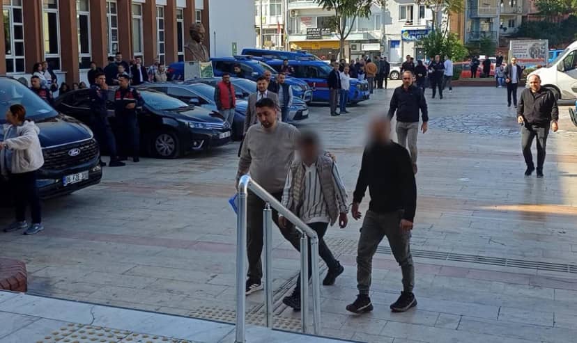 Yasak aşk olaylı bitti! Sevgilisinin evinde eşine yakalanınca... — 2. fotoğraf