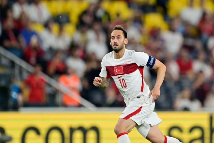 A Milli Takım'ın kaptanı Hakan Çalhanoğlu, kulübü Inter'le sözleşme uzatmak için görüşmelerini sürdürüyor.