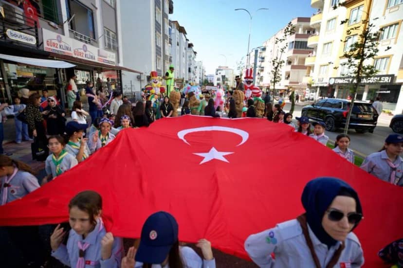 Osmaniye Belediyesince bu yıl 3'üncüsü düzenlenen "Osmaniye Fıstığı Festivali" kortej yürüyüşüyle başladı.