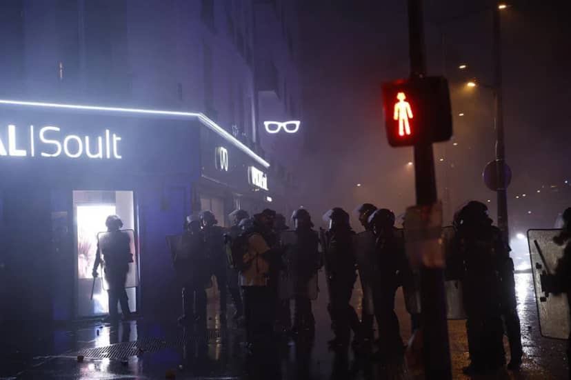 Avrupa alev alev: Fransa, İtalya, İspanya ve Arnavutluk'ta sokaklar mahşer yerine döndü! — 18. fotoğraf