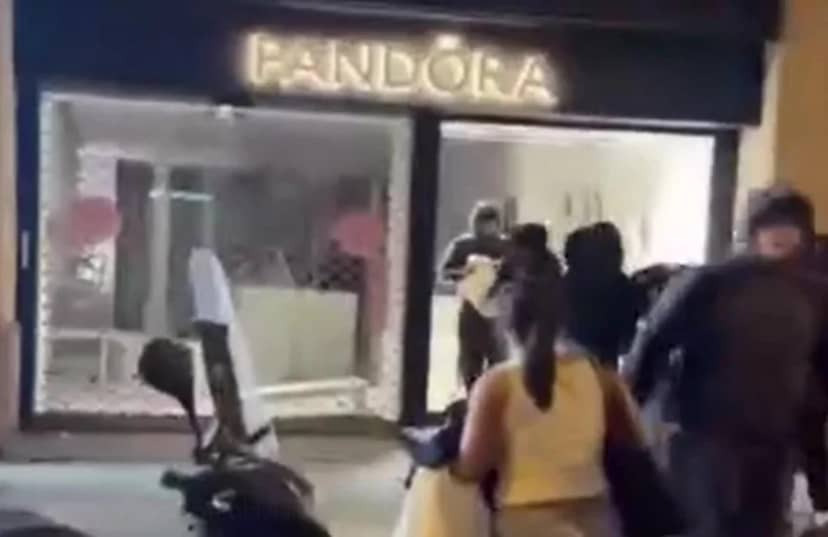 Barselona'da Barikatlar Yakıldı, Mağazalar Yağmalandı Fransa’daki öğrenci protestolarından esinlenen sosyal medya çağrısı, Barselona’da gençleri sokağa taşıdı. Katalonya Meydanı’nda başlayan olaylar, çevrede mağazaların yer aldığı caddelere de yayıldı.