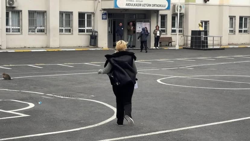 Sınav saatinin yaklaşması ve trafiğin durması üzerine çevredeki vatandaşlar müdahale etti. Vatandaşlar park halindeki otomobili elleriyle iterek caddenin kenarına aldı ve otobüsün geçişini sağladı.