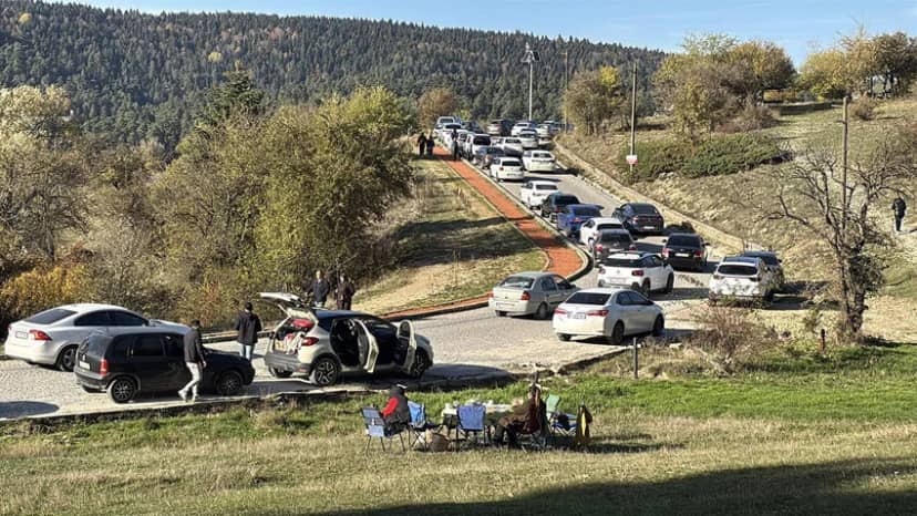 Güneşli havayı fırsat bilen kendini doğaya attı! Sonbahar manzarası büyüledi — 2. fotoğraf