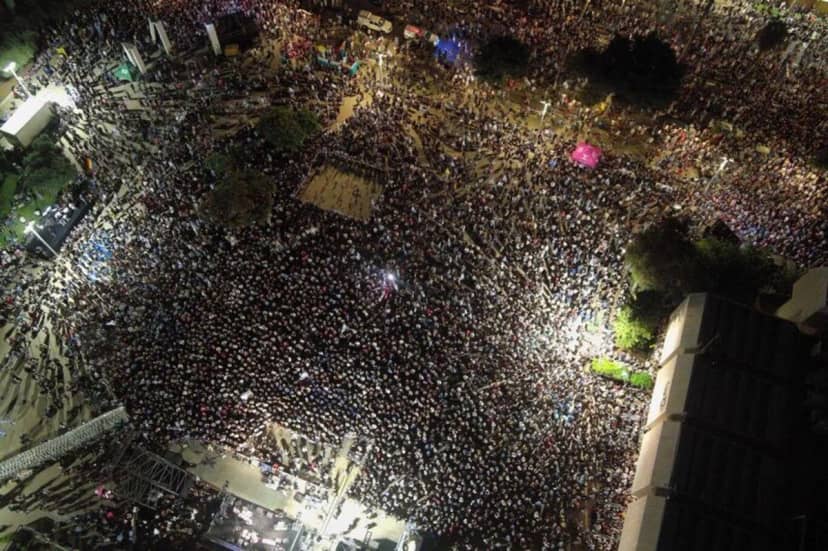 Demokratlar Partisi Genel Başkanı Yair Golan'ın katıldığı Rabin Meydanı'ndaki mitingde, İsrailliler ile Filistinliler arasında barış ve ortak yaşamın önemine vurgu yapıldı.