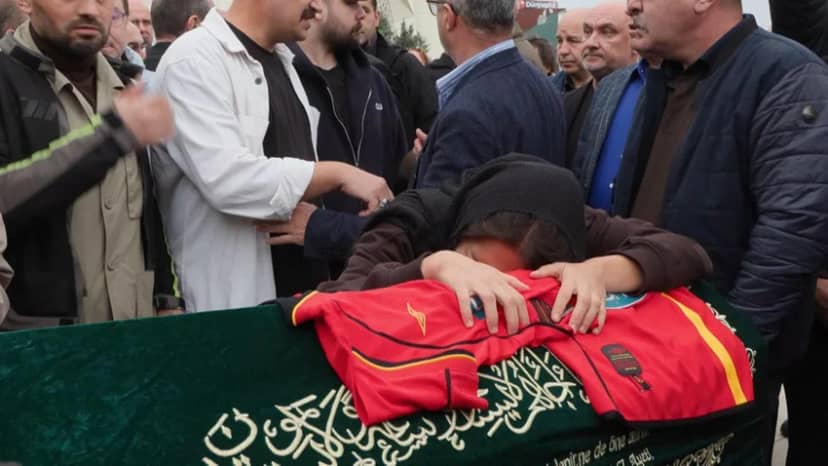 Ünlü sanatçı Nev son yolculuğuna uğurlandı! Gözyaşları sel oldu — 4. fotoğraf