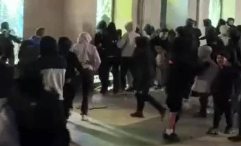 Avrupa alev alev: Fransa, İtalya, İspanya ve Arnavutluk'ta sokaklar mahşer yerine döndü! — 16. fotoğraf