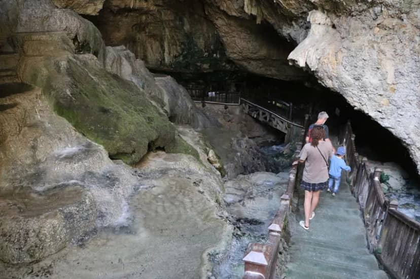 Mağaranın hemen yanında yer alan ve yöre halkı tarafından 'Kokar Hamam Pınarı' olarak adlandırılan kükürtlü ve yoğun karbonatlı jeotermal suların ise cilt rahatsızlıklarına iyi geldiği biliniyor.