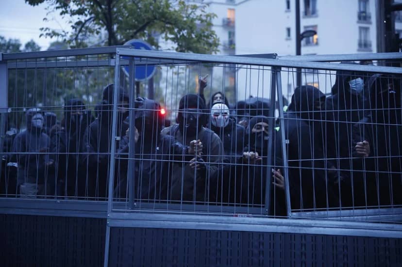 Avrupa alev alev: Fransa, İtalya, İspanya ve Arnavutluk'ta sokaklar mahşer yerine döndü! — 8. fotoğraf