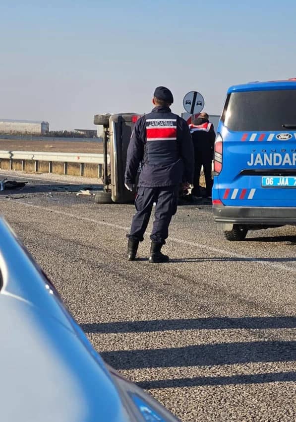 Jandarma ekipleri kaza yerinde detaylı incelemelerde bulunurken, feci kazayla ilgili geniş çaplı soruşturma başlatıldı.