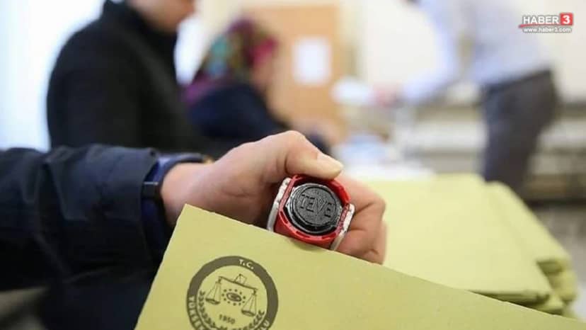 Öte yandan, hükümetin genel yönetim performansından memnun olmayanların oranı yüzde 60,3 seviyesinde gerçekleşirken, hükümete güvenmediğini belirten seçmenlerin oranı yüzde 62,0 oldu.