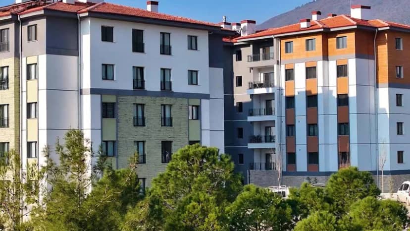 Programın en yoğun döneminde 174 farklı alandaki 3 bin 481 şantiyede yaklaşık 200 bin mimar, mühendis ve inşaat işçisinin görev yaptığı aktarılırken; üretimin saatte 23, günde ise 550 konuta eşdeğer rekor bir hıza ulaştığı kaydedildi.
