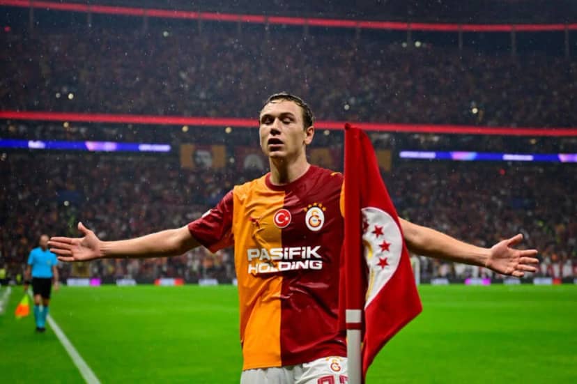Yaz transfer dönemini çok hareketli geçirmeyen ve sadece eksiklerini kapatmaya çalışan Galatasaray, 10 numara bölgesine Aleksey Batrakov'u transfer etmişti.