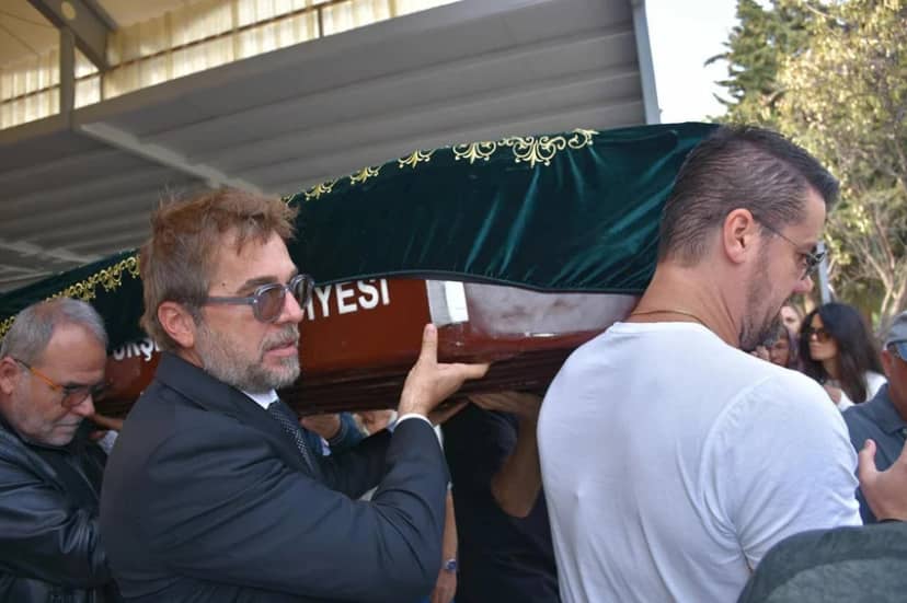 Cenaze namazına aile üyelerinin yanı sıra ünlü oyuncular Selim Bayraktar, Rıza Kocaoğlu ve Burak Altay ile AK Parti Genel Sekreteri ve İzmir Milletvekili Eyyüp Kadir İnan'ın da aralarında bulunduğu sanat ve siyaset dünyasından pek çok isim katıldı.