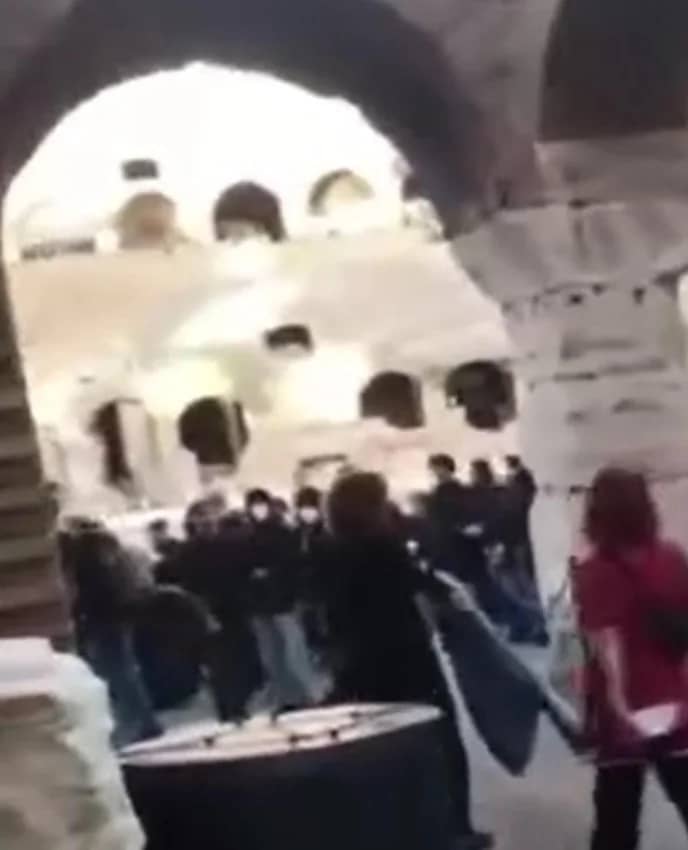 Avrupa alev alev: Fransa, İtalya, İspanya ve Arnavutluk'ta sokaklar mahşer yerine döndü! — 12. fotoğraf