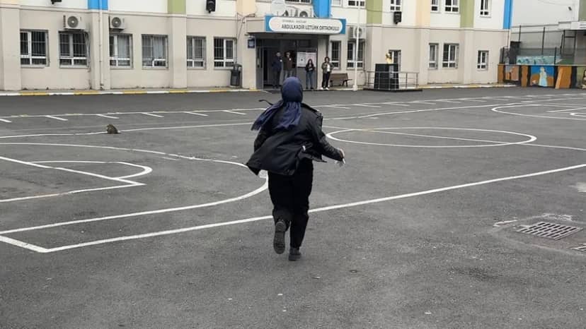 Koşarak diğer binaya gitmeye çalışan aday, kapıların saat 10.00 itibarıyla kapanması nedeniyle içeri alınmadı. Bir başka aday ise kapıların kapanmasından sadece 1 dakika sonra binaya ulaşmasına rağmen sınava giremedi.